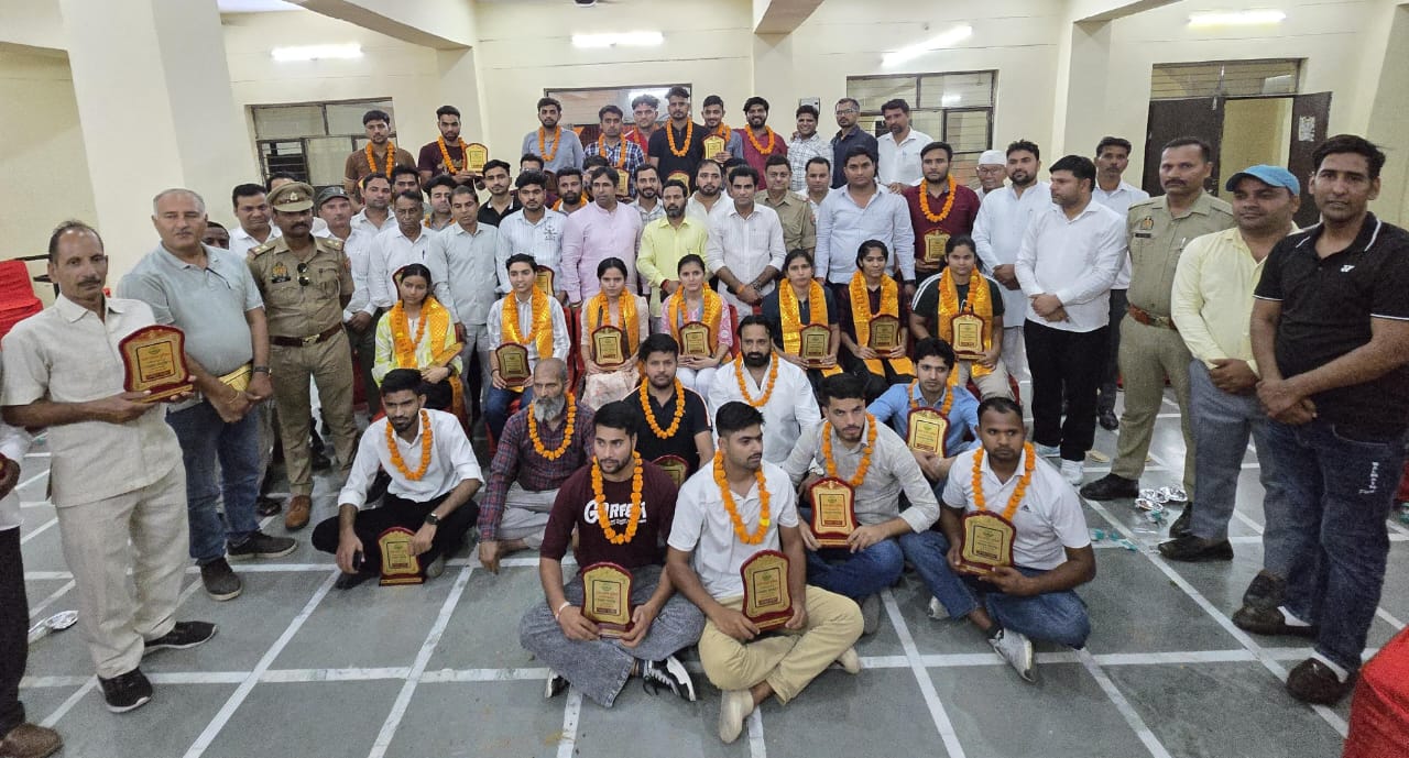 यूपी पुलिस में चयनित 25 गांव के 80 युवा सम्‍मानित: संकल्‍प संस्‍था ने युवाओं के लिए आयोजित किया कार्यक्रम