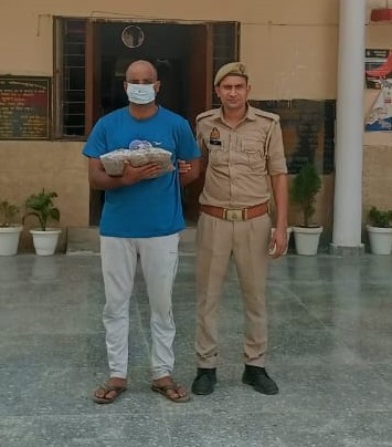 फर्जी पुलिसकर्मी चढ़ा पुलिस के हत्थे, नोएडा में लोगों पर झाड़ रहा था रौब
