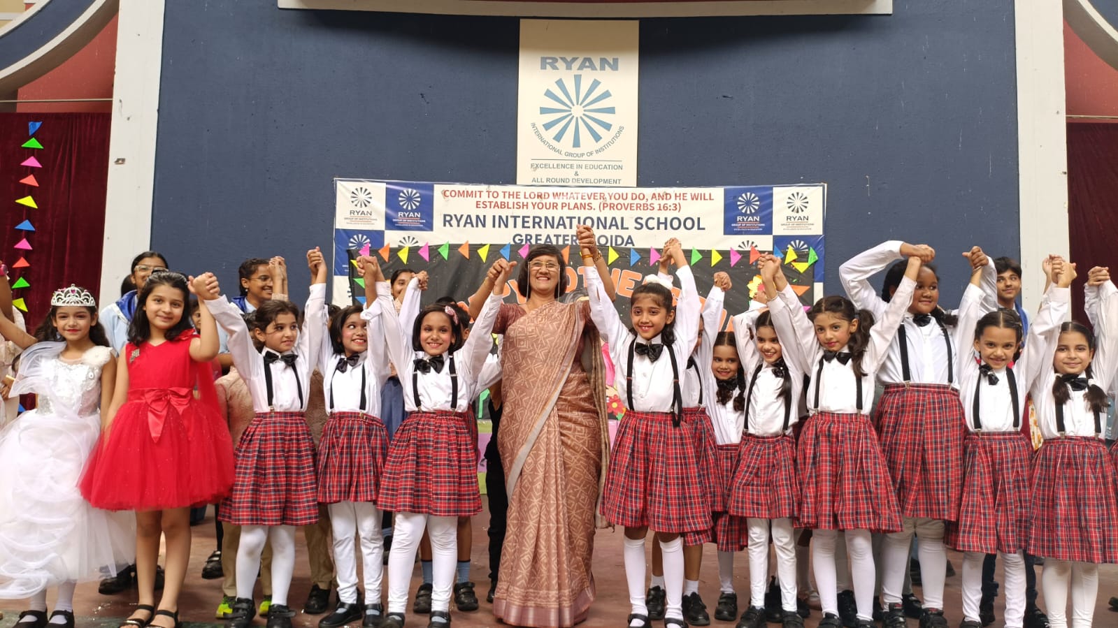 रयान स्‍कूल में मातृ दिवस का आयोजन: कार्यक्रम में अपनी मां के साथ झूमे छात्र