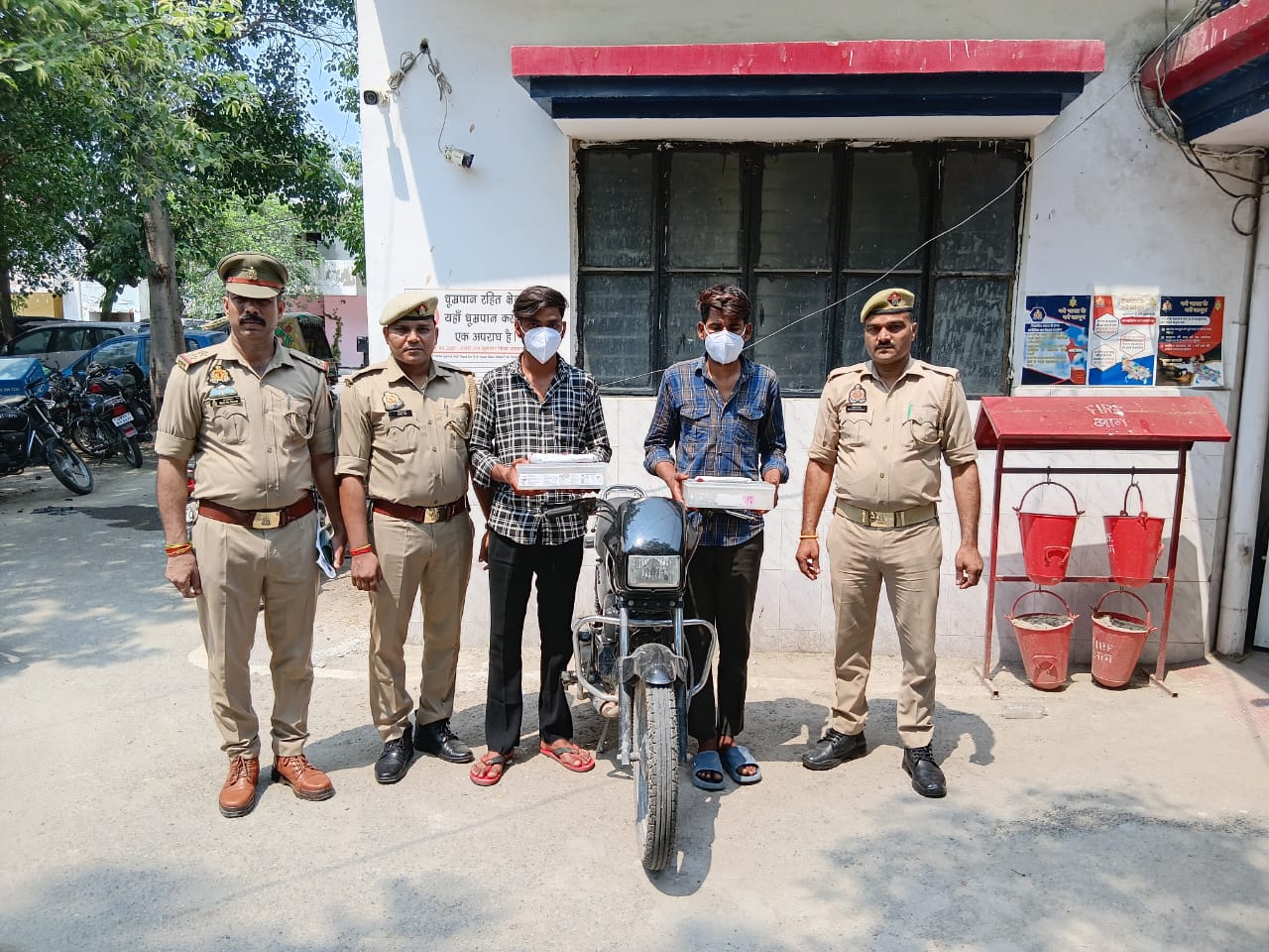 साप्ताहिक बाजार में लोगों के मोबाइल चोरी करने वाले दो दबोचे, पलक झपकते ही गायब कर देते थे मोबाइल