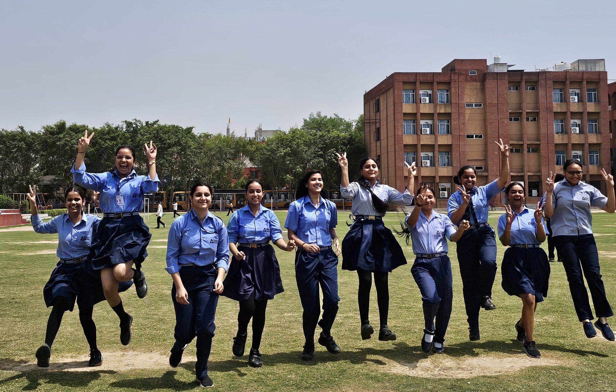 सीबीएसई बोर्ड ने जारी किया 10 व 12 का परीक्षा परिणाम: परीक्षा में अच्‍छा नंबर पाकर छात्र हुए खुश