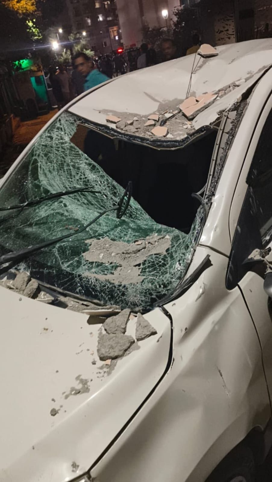 घटिया गुणवत्‍ता के कारण सुरक्षित नहीं हैं हाईराइज सोसायटी: प्‍लास्‍टर का बड़ा टुकड़ा गिरने से दो कार पूरी तरह से हुई क्षतिग्रस्‍त