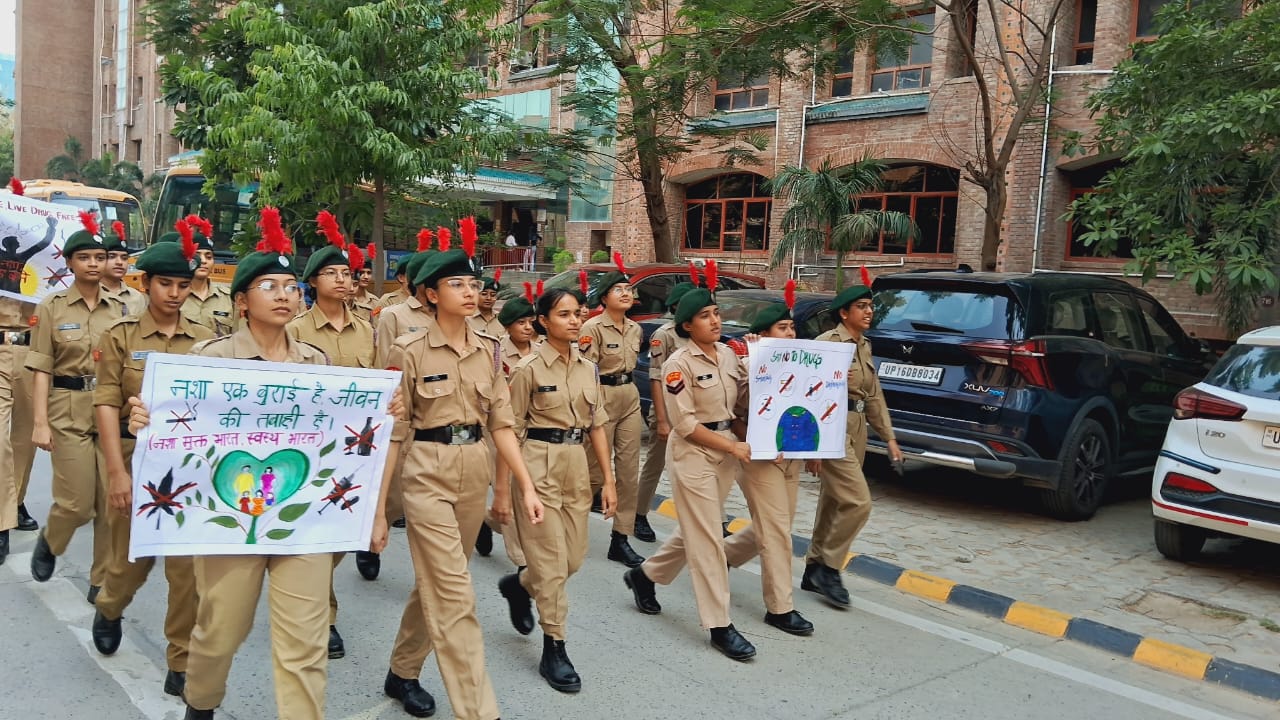 शारदा विश्वविद्यालय के छात्रों ने निकाली नशा मुक्ति रैली: नशे के खिलाफ खड़े होने का किया आग्रह