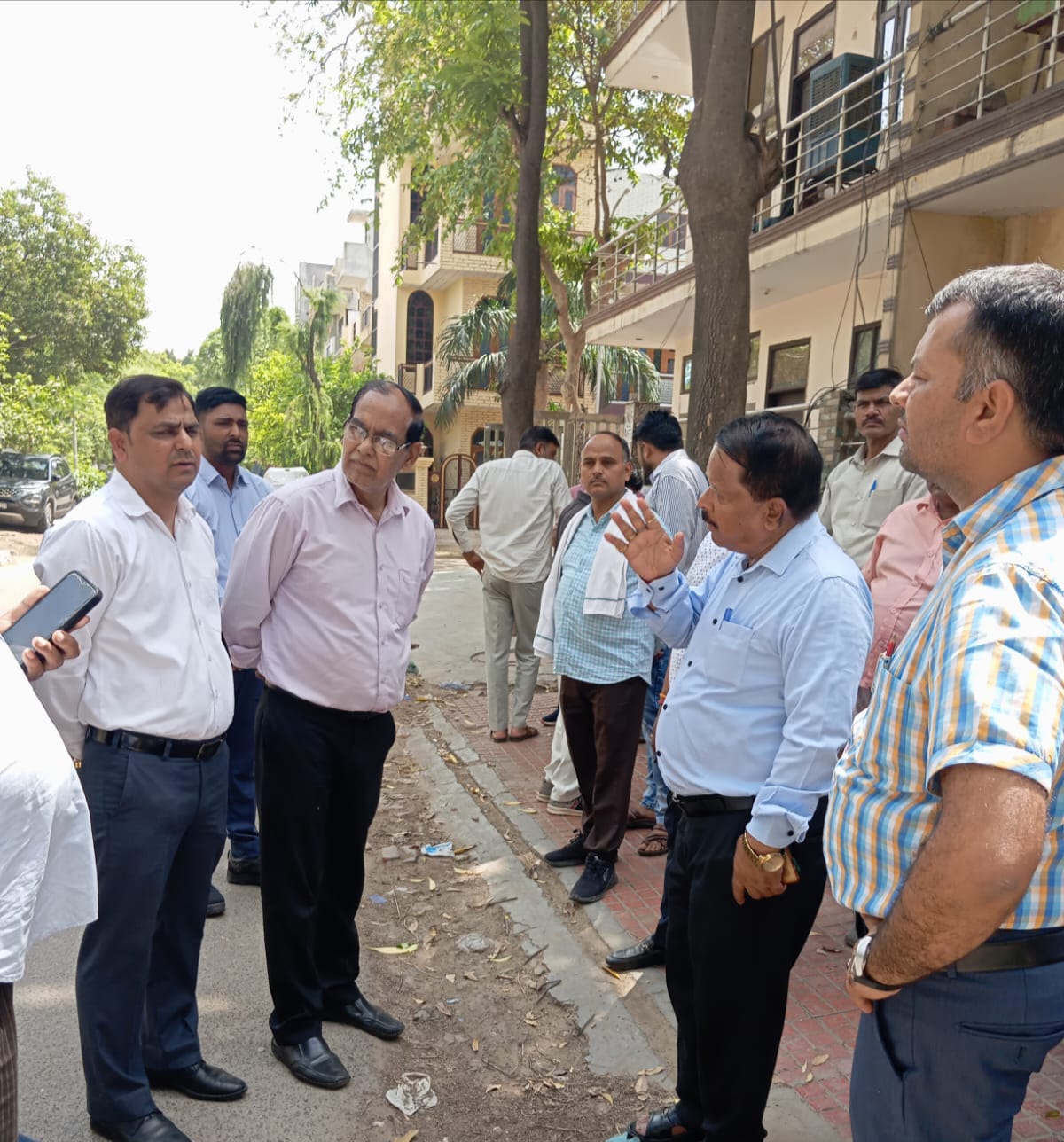 सेक्‍टर अल्‍फा दो के लोगों ने जताई नाराजगी: ग्रेटर नोएडा प्राधिकरण के अधिकारियों ने सेक्‍टर का किया था दौरा