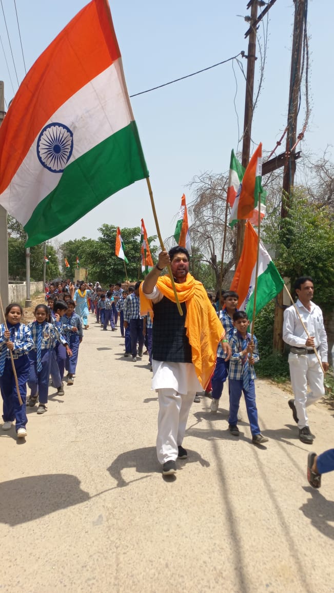 अमित पहलवान ने छात्रों के साथ निकाली तिरंगा यात्रा: छात्रों ने भारत माता की जय घोष के लगाए नारे