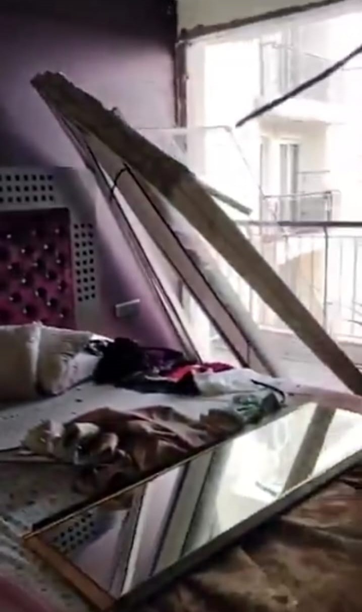 जेपी अमन, करोड़ों का फ्लैट जीवन नहीं सुरक्षित: आंधी में उखड़ गए फ्लैट के खिड़की व दरवाजे