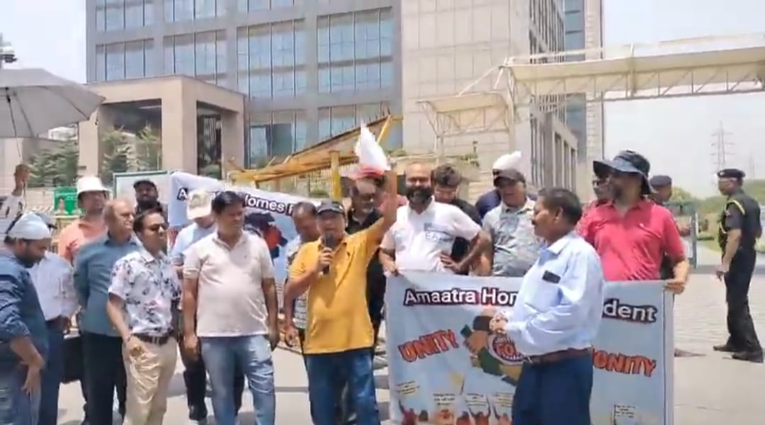 बिल्‍डर के खिलाफ फूटा निवासियों का गुस्‍सा: अमात्रा होम्‍स सोसायटी के लोगों ने किया प्रदर्शन