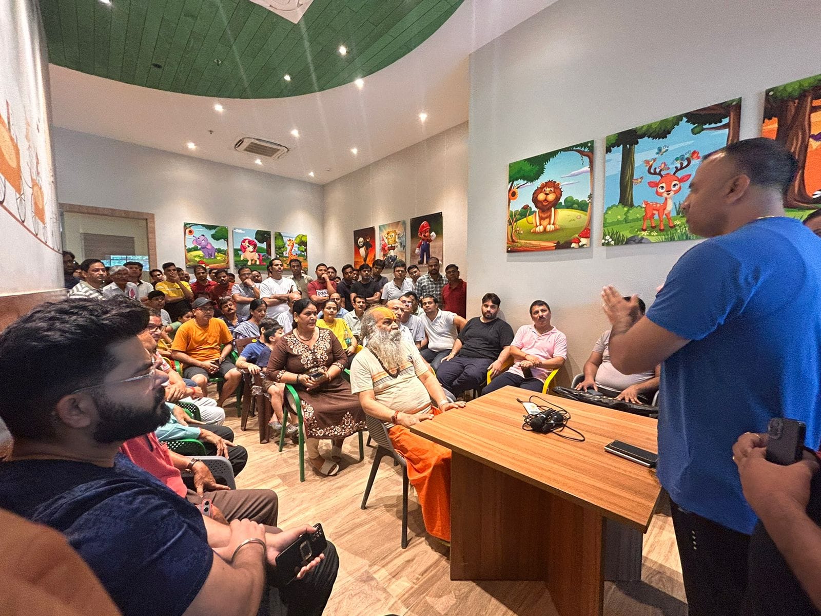 रजिस्‍ट्री की मांग को लेकर फूटा लोगों का गुस्‍सा: गौड़ सिटी एक सोसायटी के सातवें एवेन्‍यू के लोगों ने जताई नाराजगी