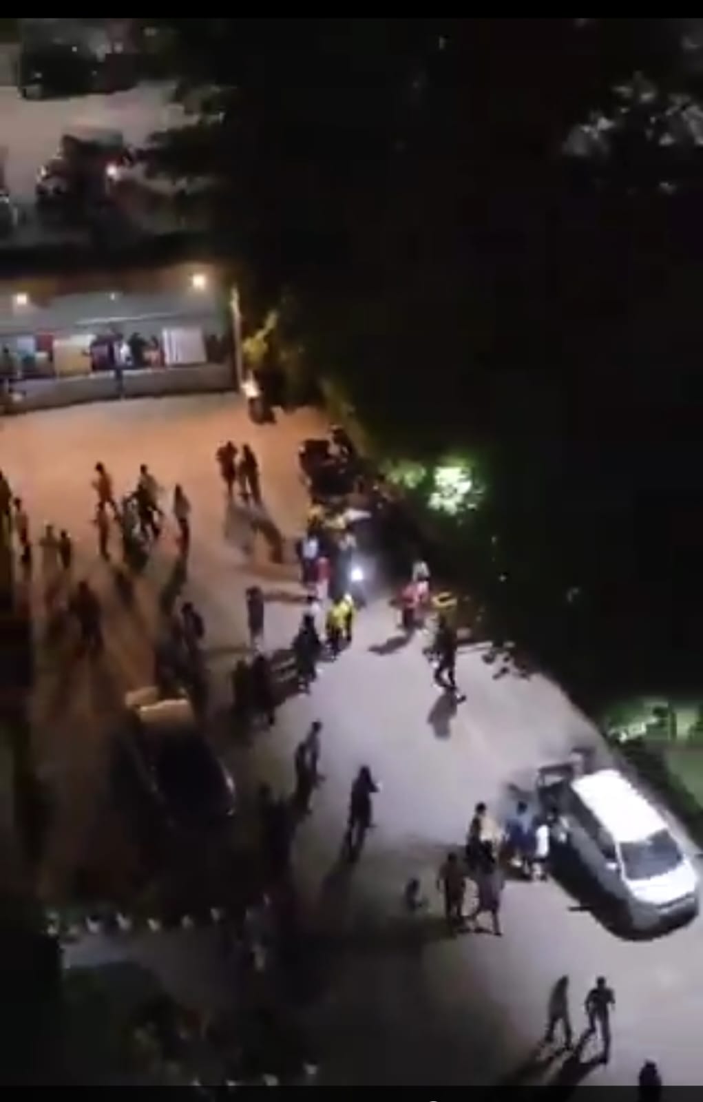 कार सवार युवकों ने सोसायटी में दिखाई दबंगई: युवकों ने गार्ड की जमकर कर दी पिटाई