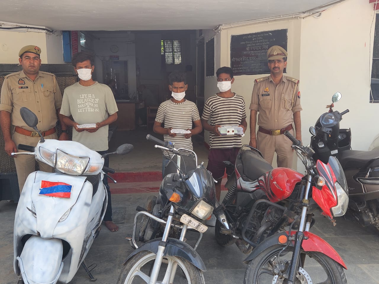 चोरी की बाइक पर सवार होकर मोबाइल उड़ाने वाले गिरोह का पर्दाफाश, तीन शातिर चढ़े पुलिस के हत्थे