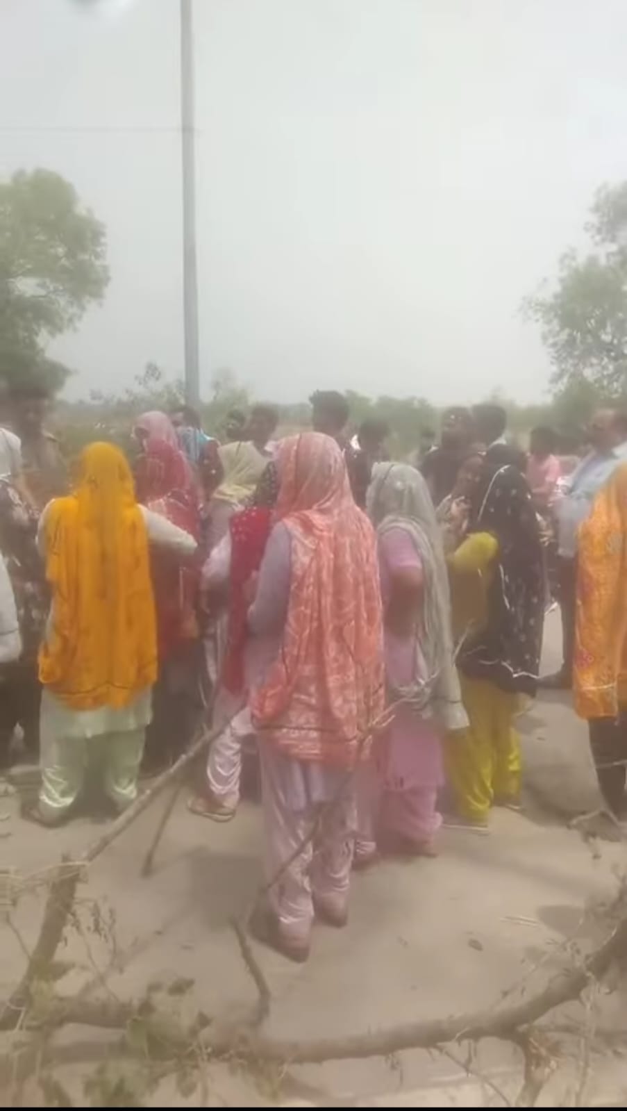 बिजली-पानी से परेशान महिलाओं ने संभाला मोर्चा : दनकौर-सिकंदराबाद मुख्‍य मार्ग को कर दिया बंद