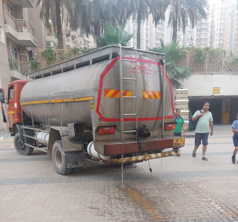 एक बाल्‍टी पानी के लिए तय किया कई मंजिल का सफर: सोसायटी के लोगों ने जाना पानी का मोल