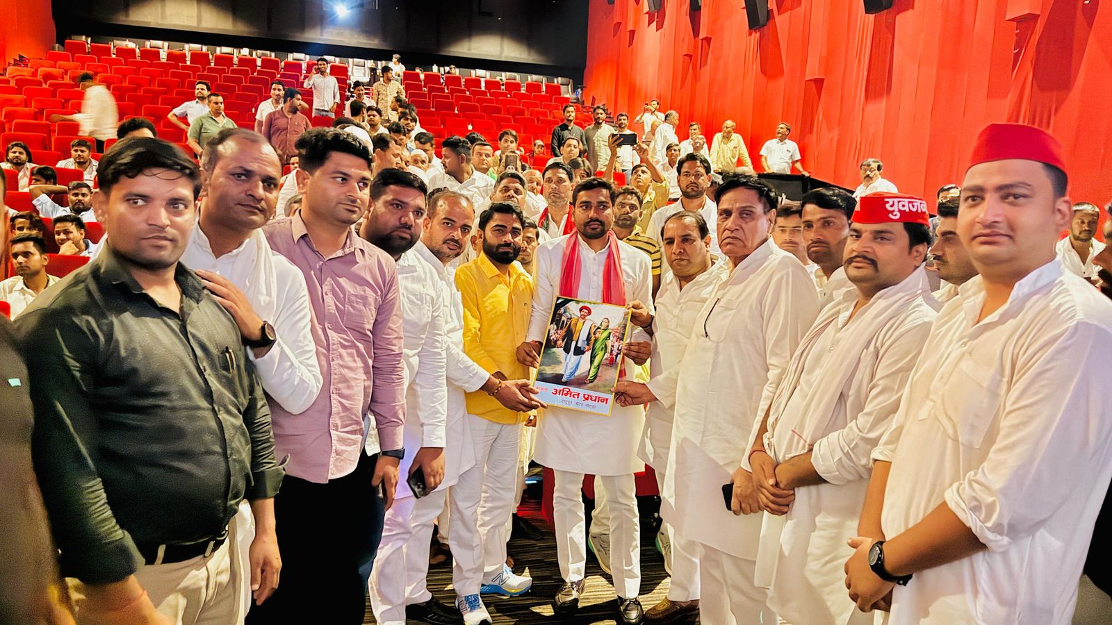 फुले फ‍िल्‍म देखने पहुंचे सपा कार्यकर्ता: शिक्षा और समानता पर आधारित है फ‍िल्‍म