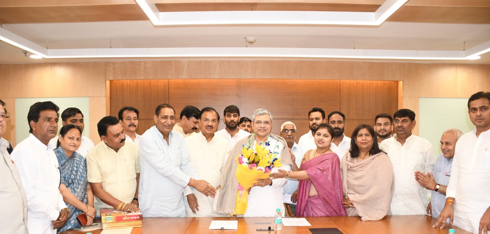 दादरी में एक्‍सप्रेस ट्रेनों के ठहराव पर लग सकती है मुहर: सांसद व विधायक ने रेल मंत्री के सामने रखा प्रस्‍ताव