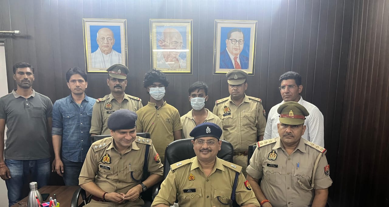 मोबाइल स्नेचिंग का अर्धशतक लगाने वाले दो बदमाश चढ़े पुलिस के हत्थे, 51 मोबाइल किए गए बरामद, स्कूटी पर सवार होकर करते थे वारदात