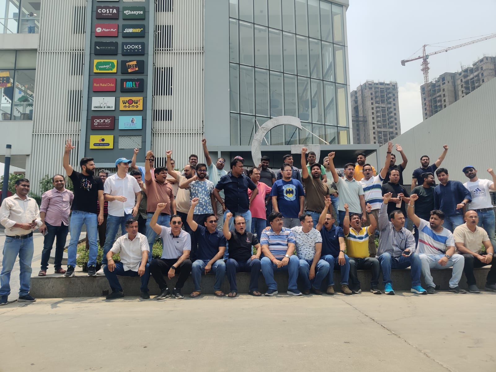 पैसे दिए पूरे हैं काम अभी भी अधूरे हैं: लॉ रेजिडेंसिया व अजनारा होम्‍स सोसायटी में निवासियों का प्रदर्शन