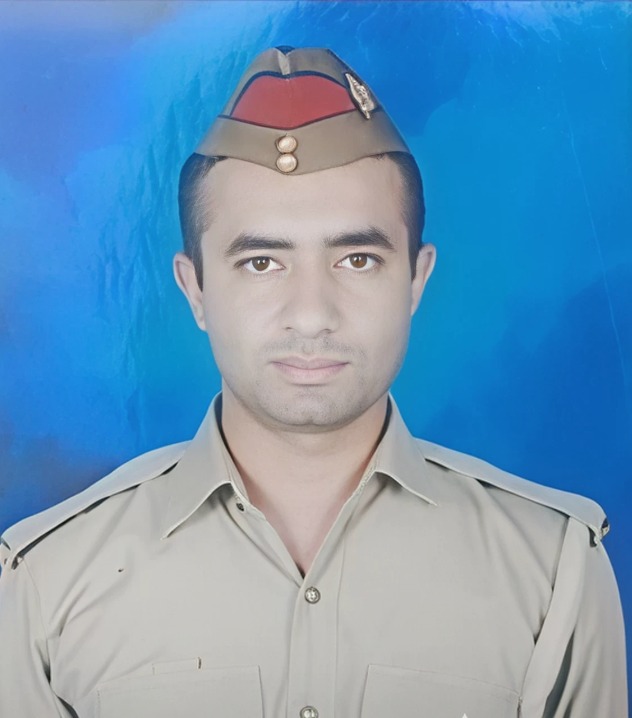 अपने प्राणों का बलिदान देने वाले पुलिसकर्मी के परिजन को मिलेगी आर्थिक मदद, पुलिस कमिश्नर ने वेतन से दिए एक लाख, छह हजार पुलिसकर्मी देंगे एक-एक दिन का वेतन