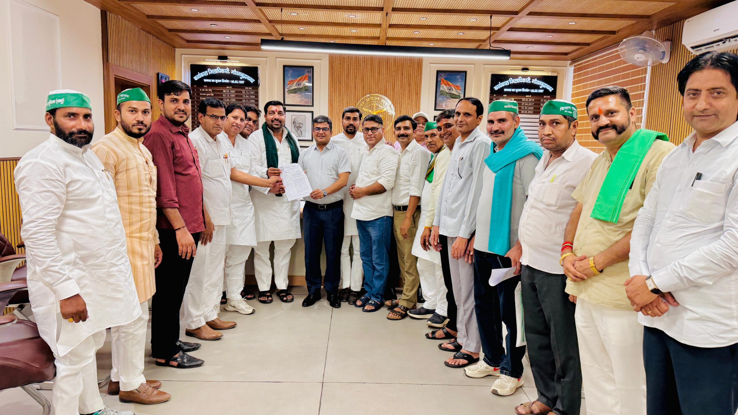 भूमि की सर्किल दरों में 100 प्रतिशत बढ़ोत्तरी करने की मांग: संयुक्‍त किसान मोर्चा ने डीएम मनीष कुमार वर्मा से की मुलाकात