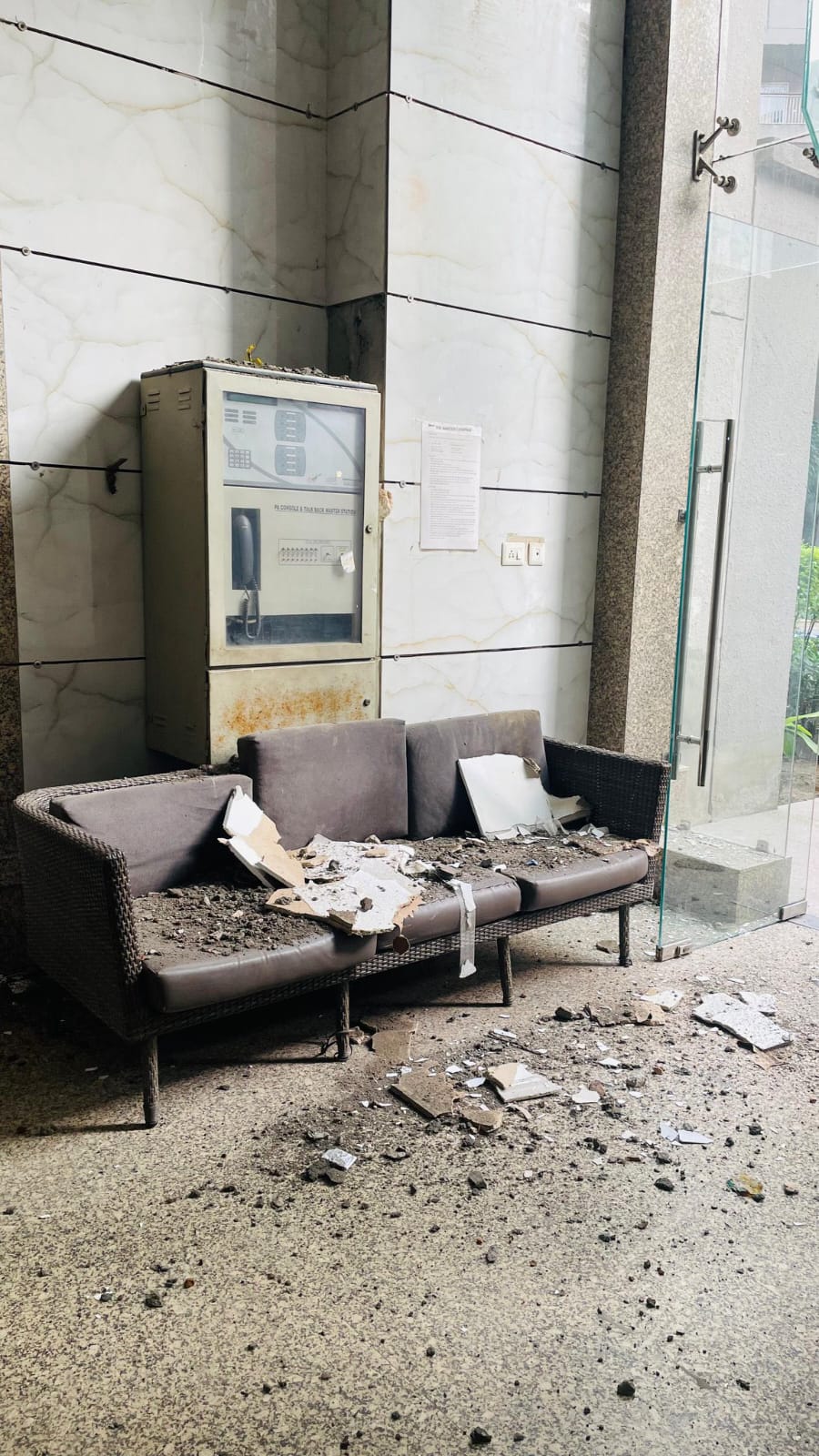 सोसायटी के रिसेप्‍शन एरिया में बच गई जान: फॉल सीलिंग का बड़ा हिस्‍सा टूटकर सोफे पर गिरा