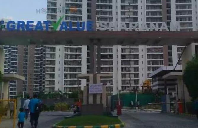 फोन पर बात करते हुए 14वीं मंजिल से नीचे गिरा 17 वर्षीय छात्र, गंभीर हालत में अस्पताल में भर्ती