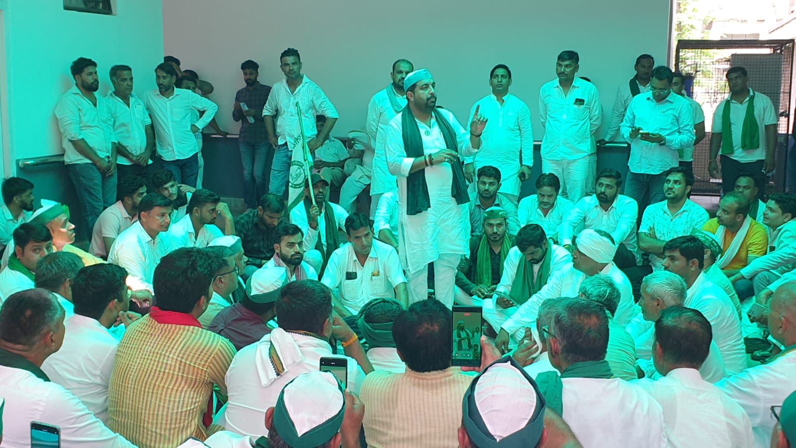 लेखपाल की दबंगई, सदर तहसील में किसान संगठनों का प्रदर्शन: बड़ी संख्‍या में पहुंचे किसानों ने की लेखपाल को निलंबित करने की मांग