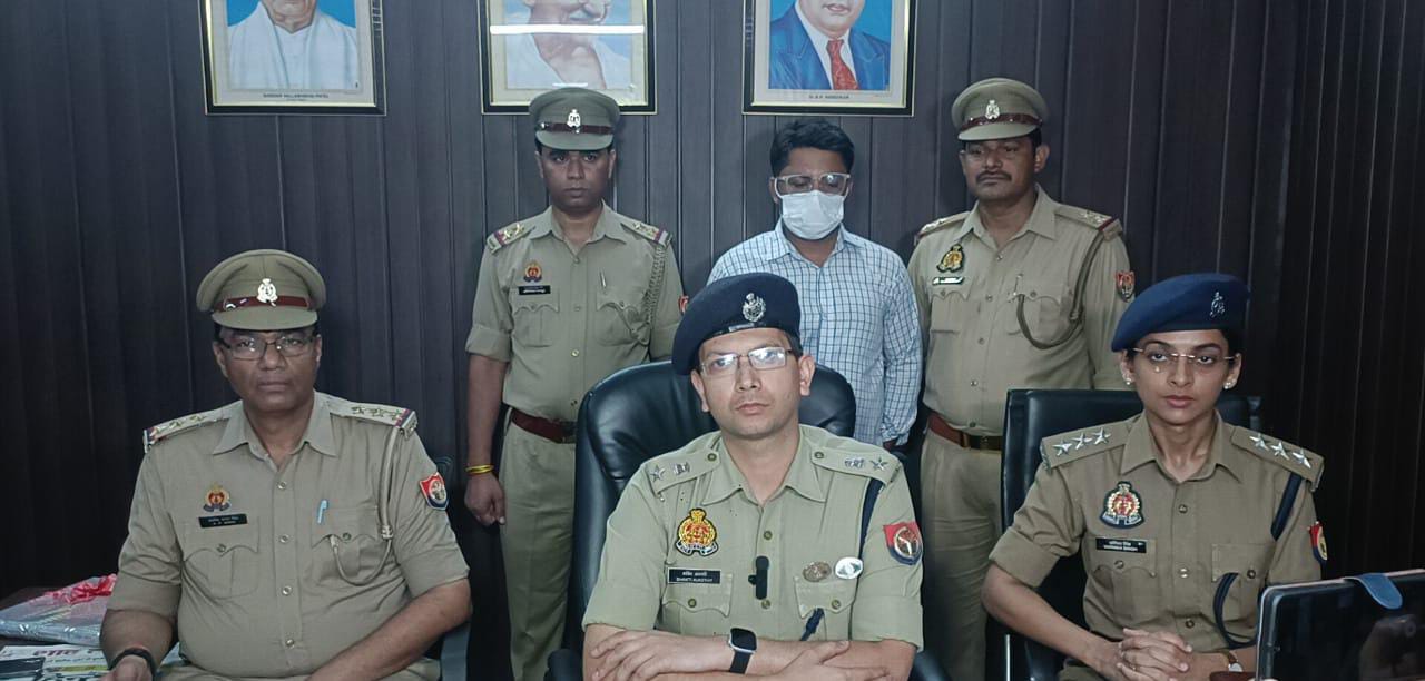 4 साल से फरार चल रहे 50,000 के इनामी को नोएडा पुलिस ने दबोचा, फर्जी दस्तावेजों से फ्लैट बेचकर 12 करोड़ की कर चुका है धोखाधड़ी