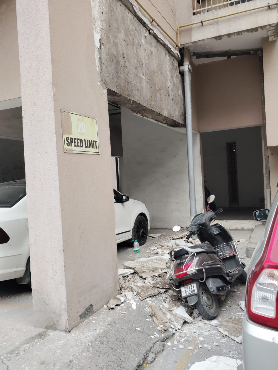 सोसायटी में नहीं थम रहा प्‍लास्‍टर गिरने का सिलसिला: घटना में कार के साथ ही स्‍कूटी भी हुई क्षतिग्रस्‍त