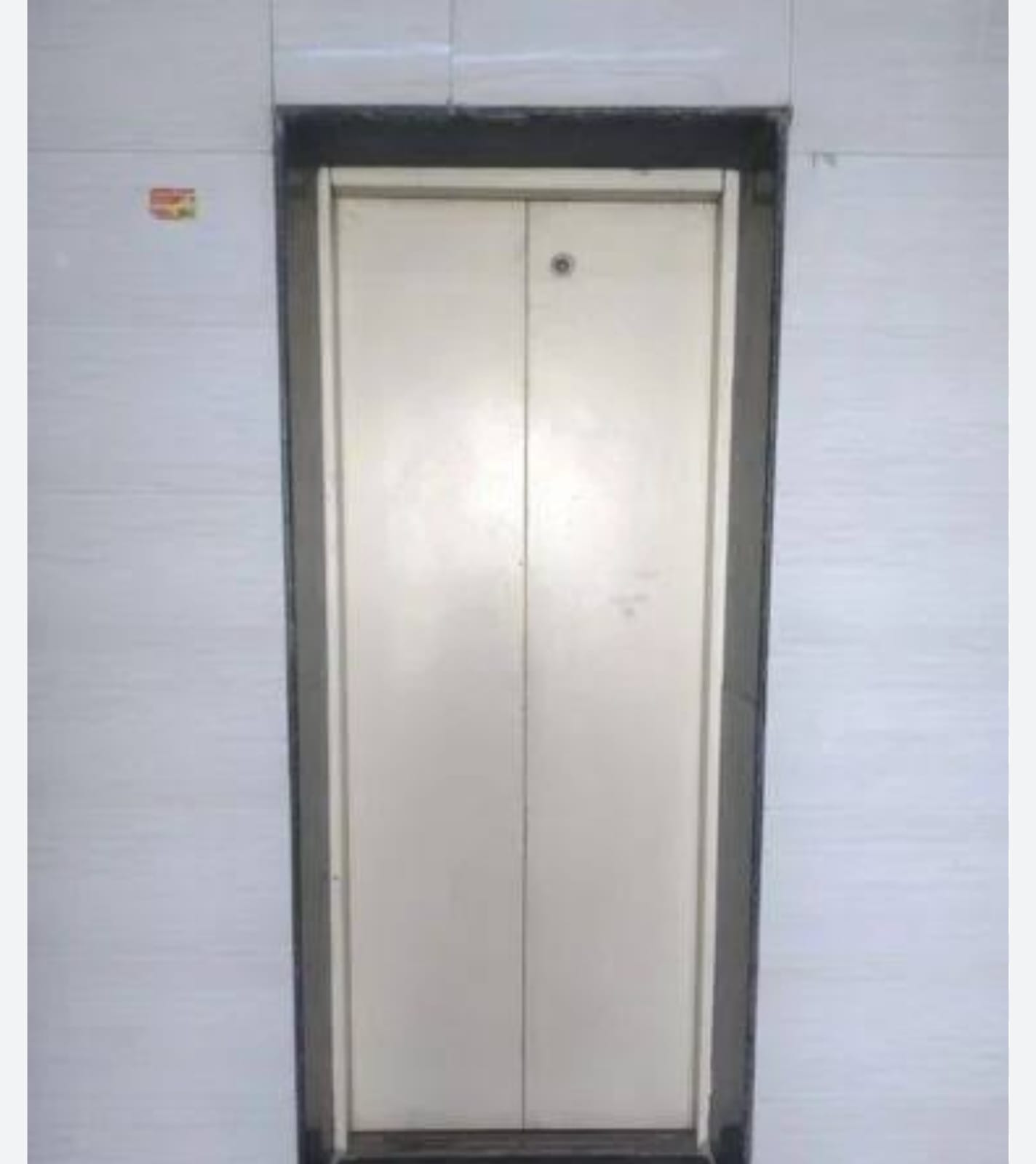 लिफ्ट में फंसे निवासी तो सुरक्षागार्ड व साथी को पीटा, तीन लोगों के खिलाफ केस हुआ दर्ज