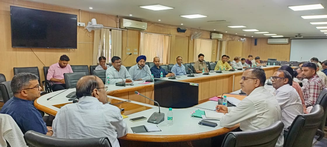 भूगर्भ प्रदूषित होने पर डीएम ने जताई नाराजगी: अधिकारियों को दिया वाटर ट्रीटमेंट प्‍लांट लगाने का निर्देश