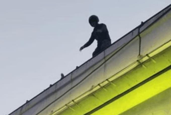 फिल्मसिटी फ्लाईओवर पर युवक ने की आत्महत्या की कोशिश, पुलिसकर्मी ने बचाई जान