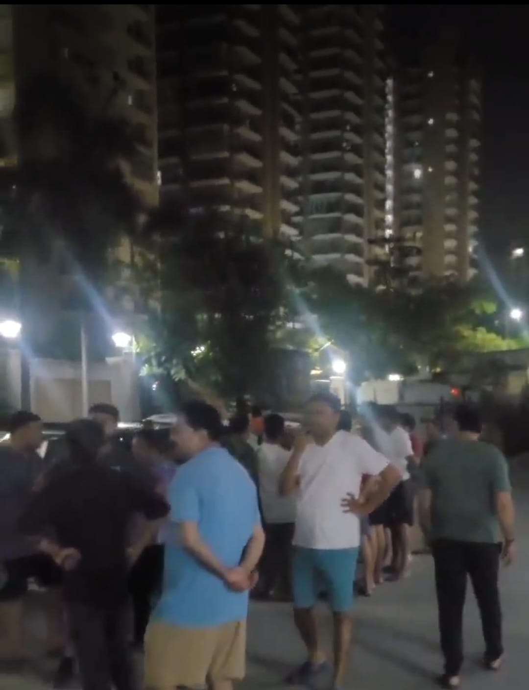 रात में एक बजे सड़क पर उतरे सोसायटी के लोग: बिजली काटने को लेकर रात में हुआ हंगामा