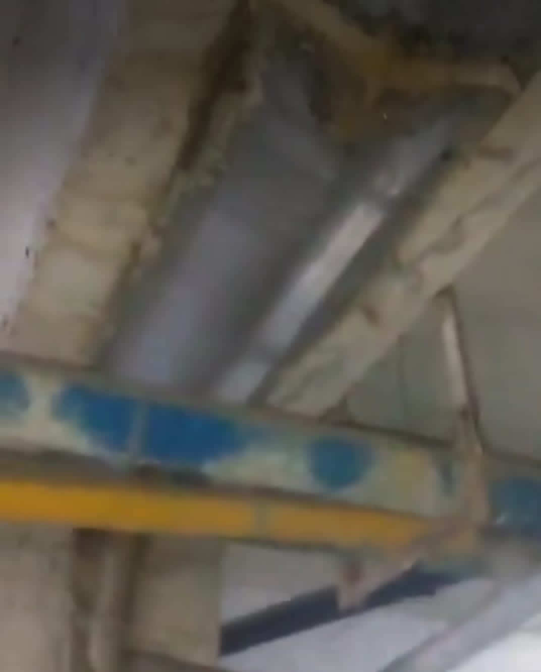 सोसायटी के हजारों लोगों की आफत में जान: एक साल से कर रहे शिकायत नहीं हो रही सुनवाई