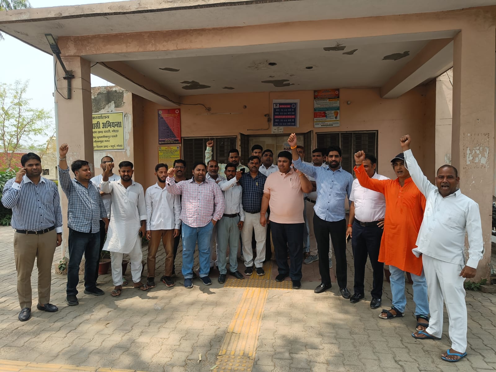 दादरी में बिजली के साथ ही विभाग के अधिकारी भी हो गए गुल: प्रदर्शन की सूचना पर फोन बंद कर कार्यालय से गायब हुए अधिशासी अधिकारी