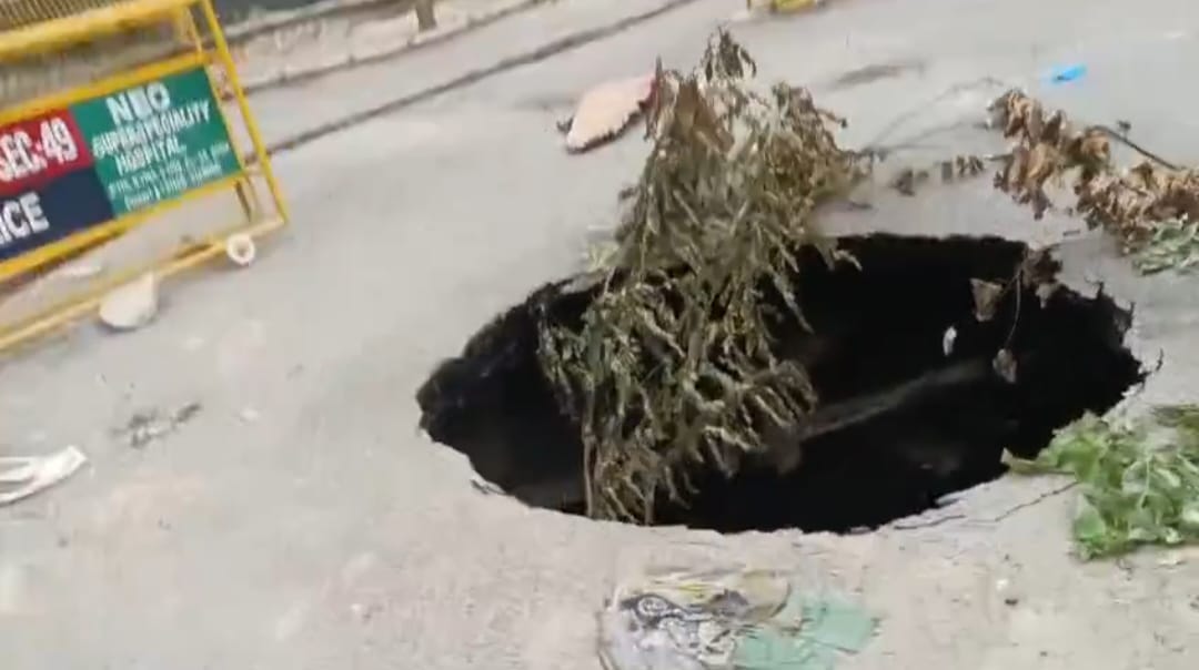 नोएडा में धंसी सड़क, समा सकती थी कार: समय रहते जागे अधिकारी, बैरीकेट लगाकर रास्‍ता किया बंद