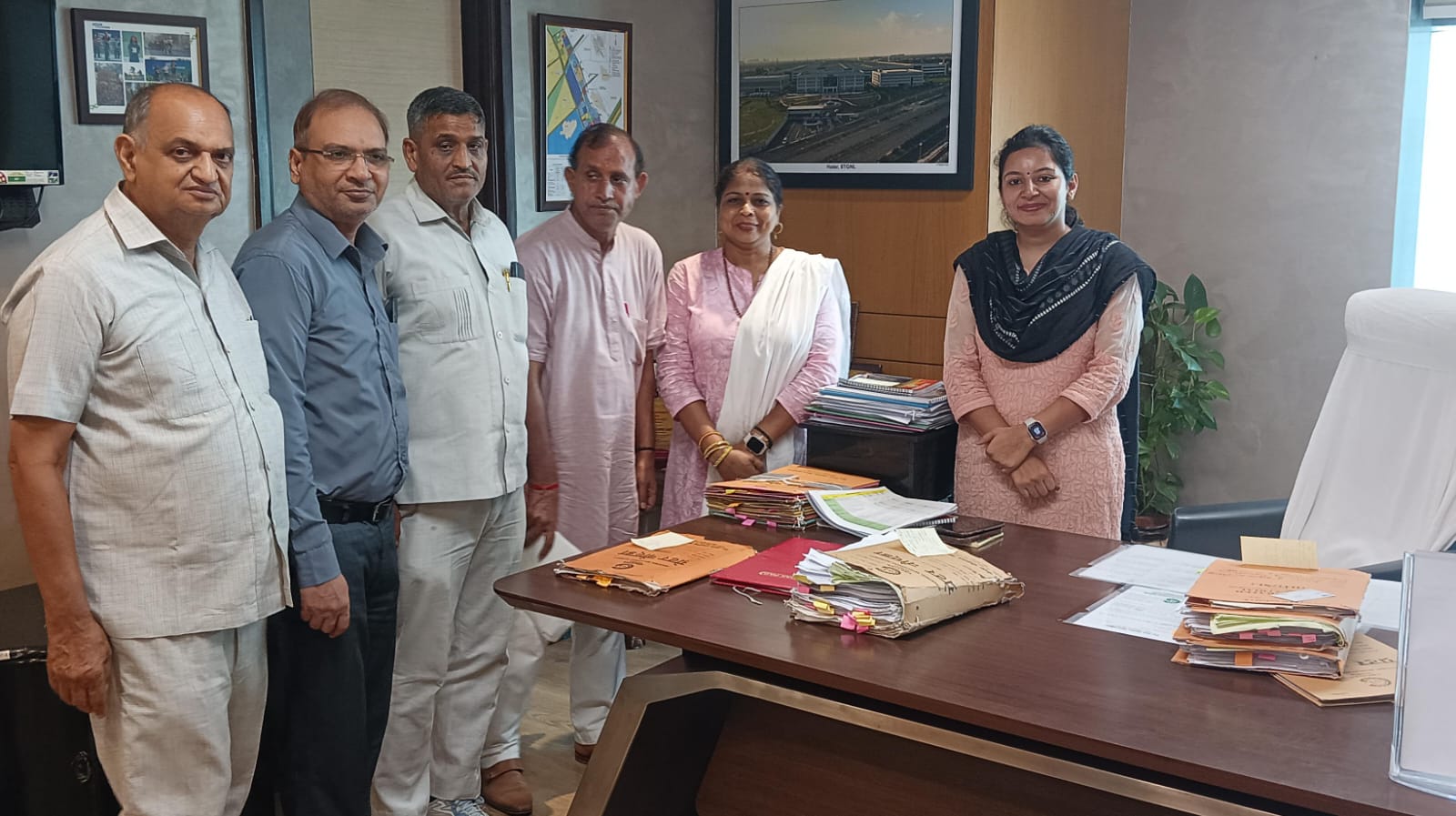 जर्जर बिजली के पोल से डरे सेक्‍टर के लोग: आरडब्‍ल्‍यूए ने प्राधिकरण से की जर्जर पोल हटाने की मांग