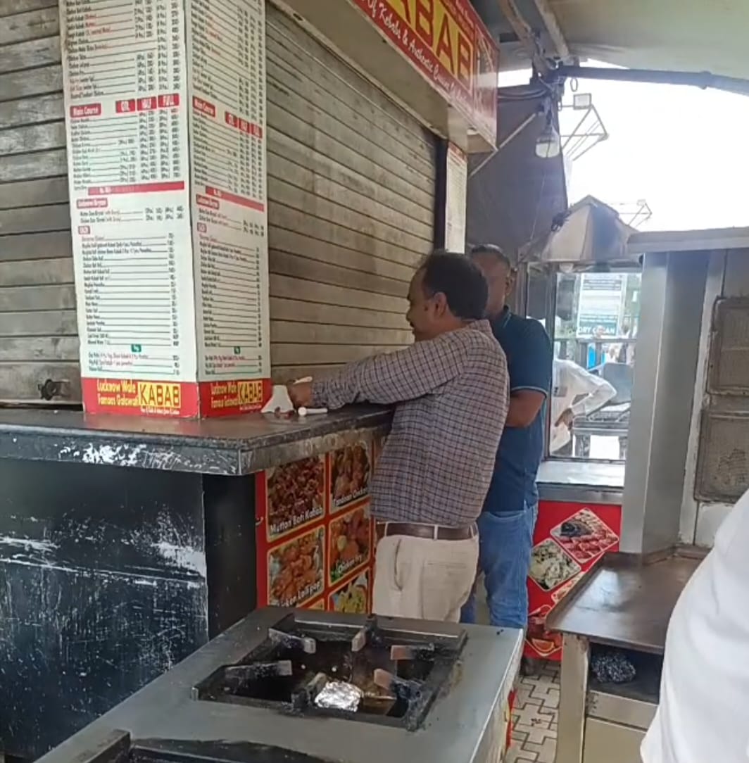 सोसायटी में ग्रेटर नोएडा प्राधिकरण ने की सीलिंग की कार्रवाई: अवैध क्‍योस्‍क व दुकानों को किया गया सील