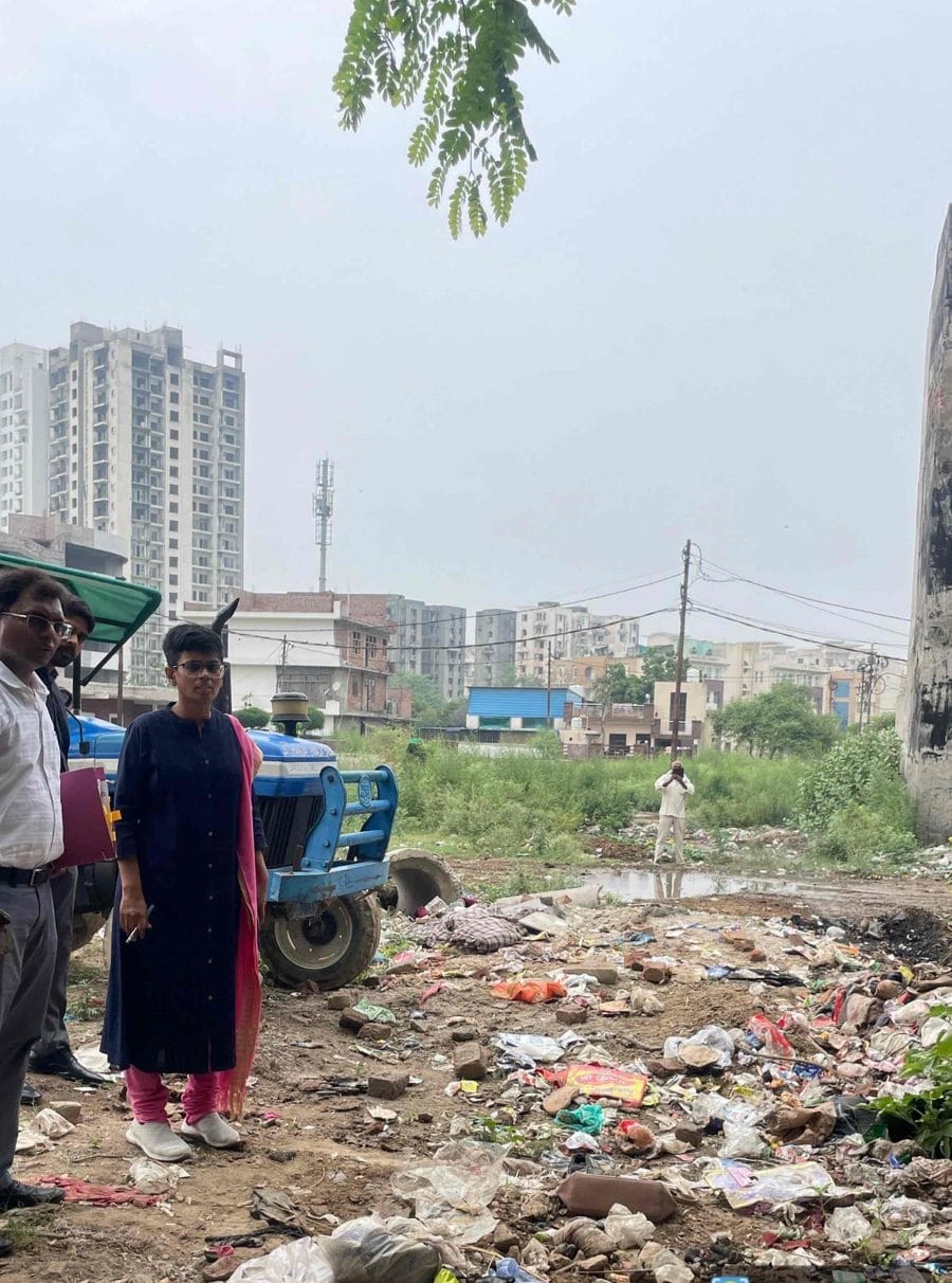 गांव में गंदगी मिलने पर एसीईओ श्रीलक्ष्मी वीएस का बड़ा एक्‍शन: सफाई कंपनी पर लगा दिया 2 लाख रुपए का जुर्माना