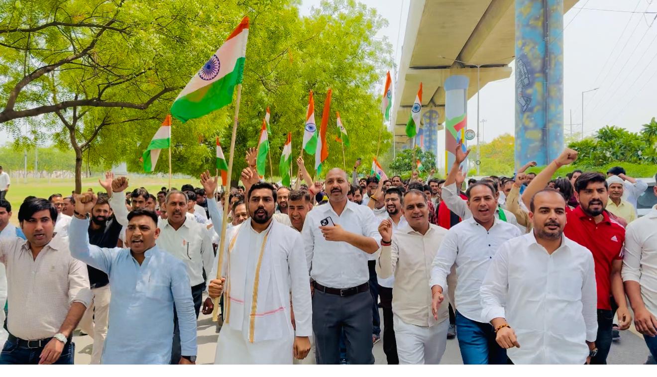 किसान मजदूर संघर्ष मोर्चा ने 700 कर्मचारियों के साथ मिलाया कंधे से कंधा: ग्रेटर नोएडा प्राधिकरण पर किया हल्‍ला बोल प्रदर्शन