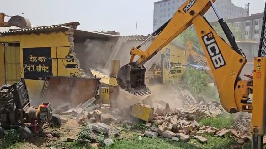 100 करोड़ की जमीन से प्राधिकरण ने हटाया अवैध कब्‍जा: 10 आवंटियों को 16 साल बाद मिला अपने प्लॉट पर कब्जा