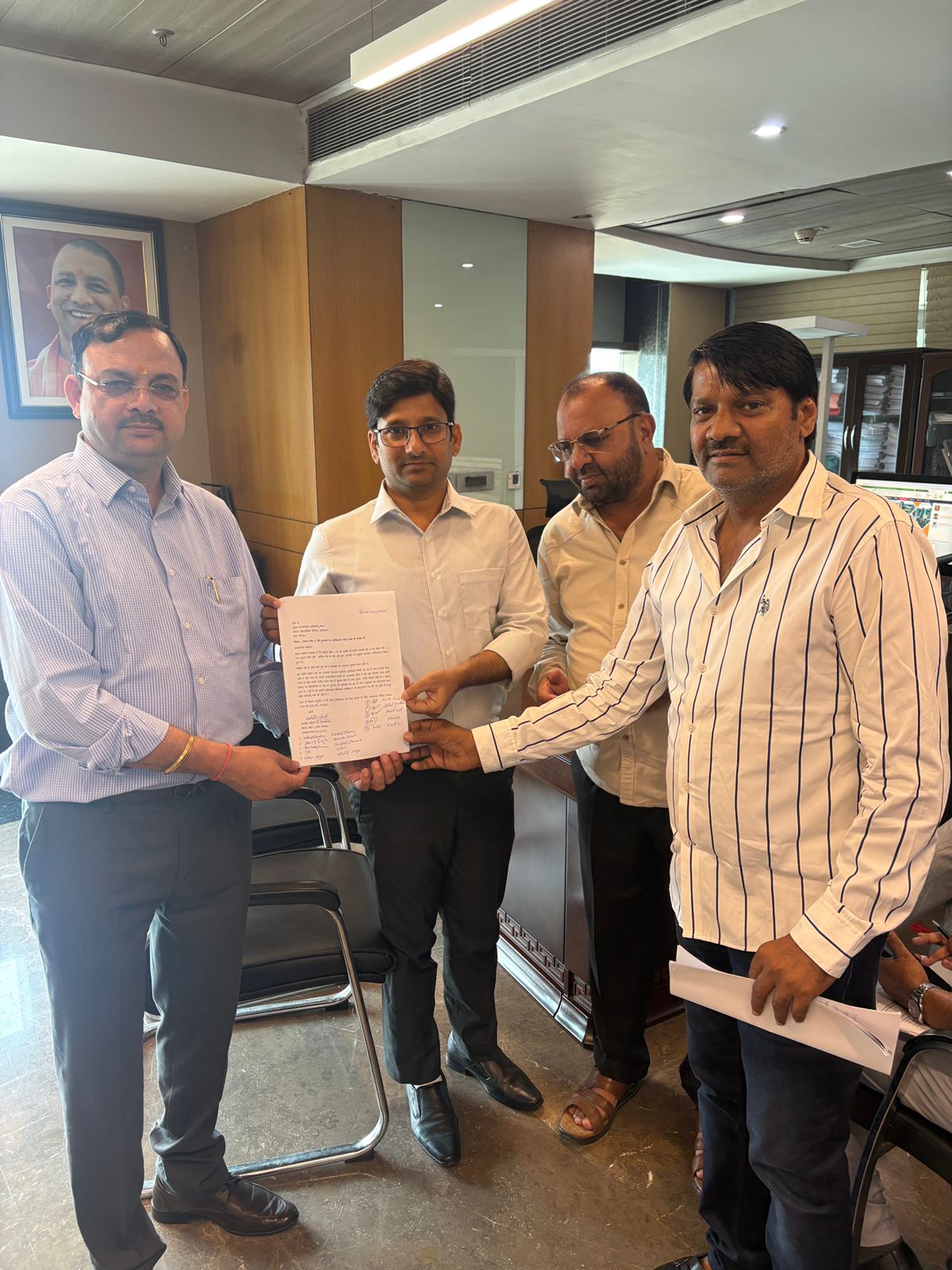 बढ़ते अतिक्रमण से सेक्‍टर बीटा एक और दो के लोग परेशान: अतिक्रमण हटाने के लिए ग्रेटर नोएडा प्राधिकरण में सौंपा ज्ञापन