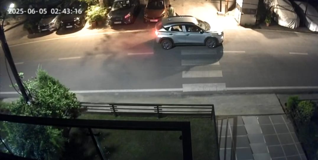 शहर में लग्‍जरी कार से घूम रहे शातिर चोर: रात में कार का साइड मिरर लेकर हुए फरार