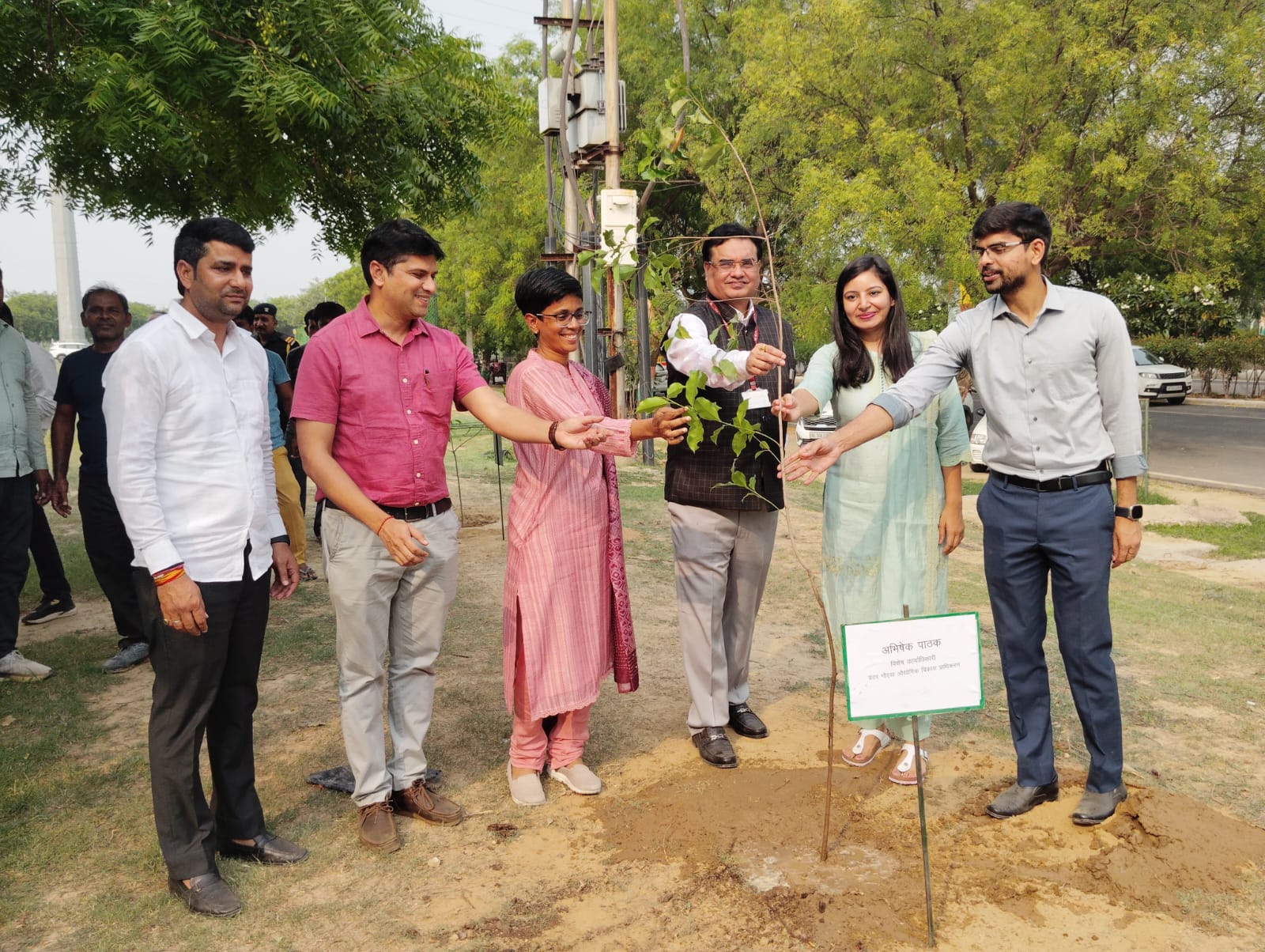 ग्रेटर नोएडा प्राधिकरण ने 10 हजार पौधों से किया धरा का श्रृंगार: सीईओ एनजी रवि कुमार सहित सभी अधिकारियों ने लगाए पौधे