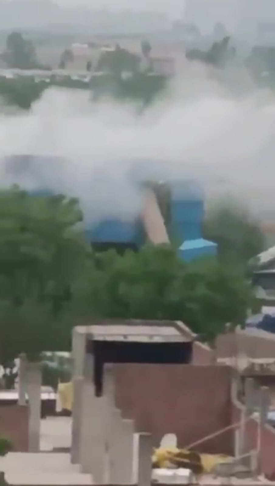 सोसायटी निवासियों की सांसों पर प्रदूषण का कहर: अवैध मिक्‍सर प्‍लांट से फैल रहा है प्रदूषण