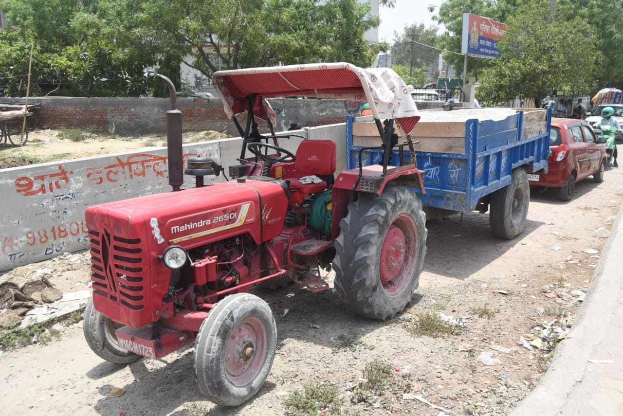 ट्रैक्टर की टक्कर से दो युवकों की दर्दनाक मौत, एफएनजी गोलचक्कर से गढ़ी जाने वाले मार्ग पर हुआ हादसा