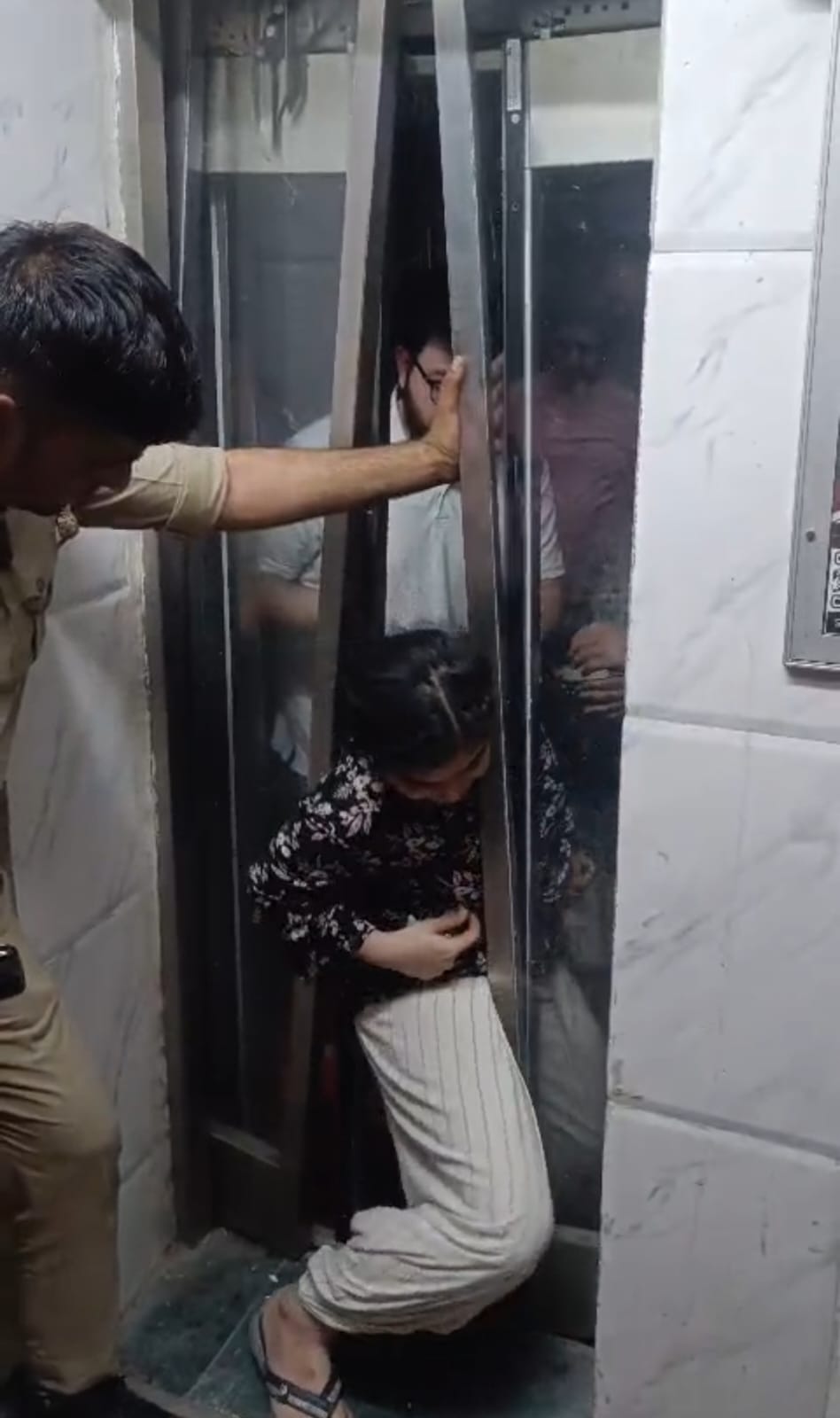 मंदिर से दर्शन कर लौटे परिवार के लिए फरिश्‍ता बनी पुलिस: सूचना के महज कुछ मिनट बाद पहुंची पुलिस ने बचाई 6 की जान