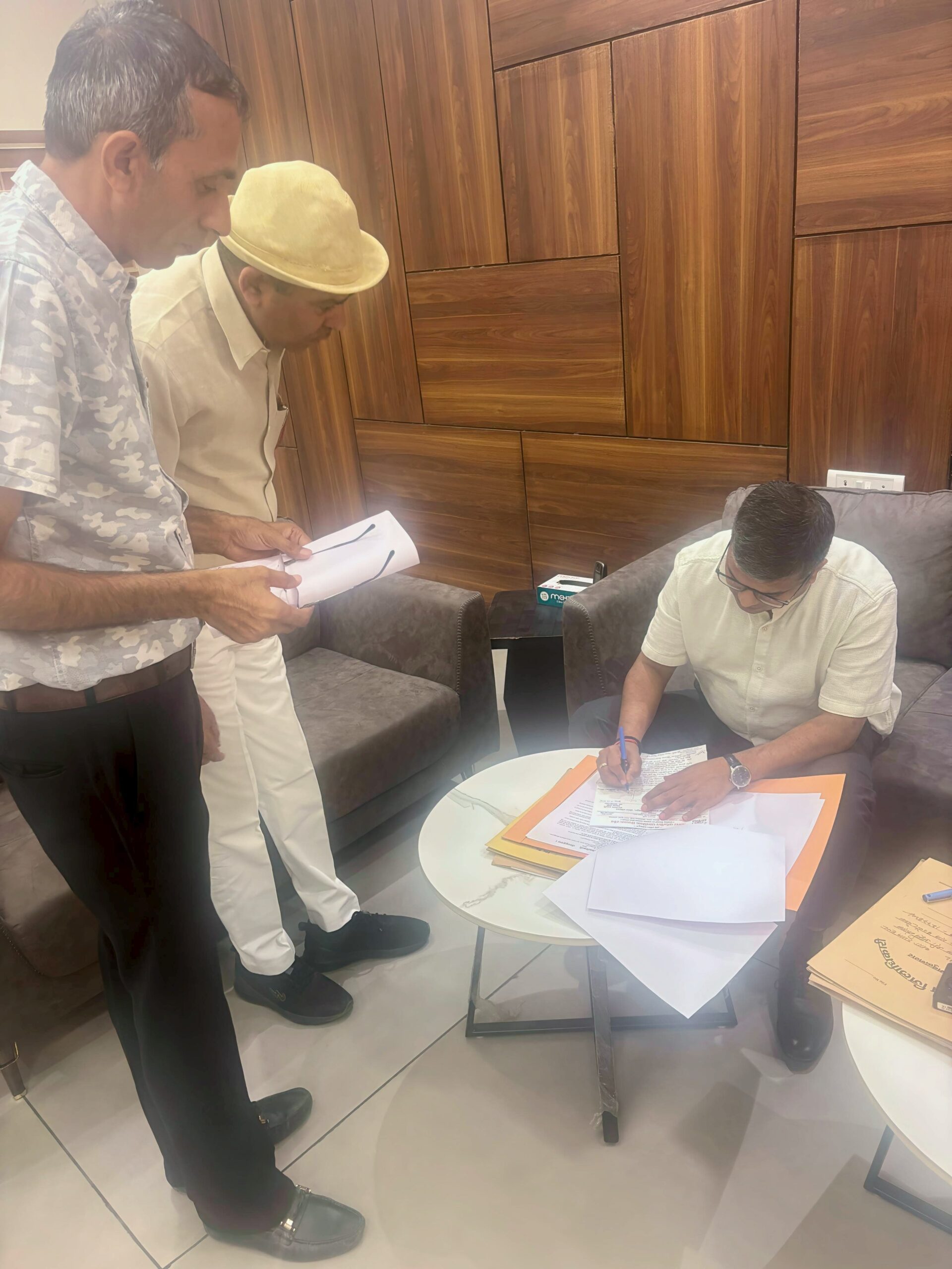 सरकारी अवकाश के बीच ड्यूटी लगने से भड़के शिक्षक: शिक्षक संघ ने डीएम से मिलकर की बड़ी मांग