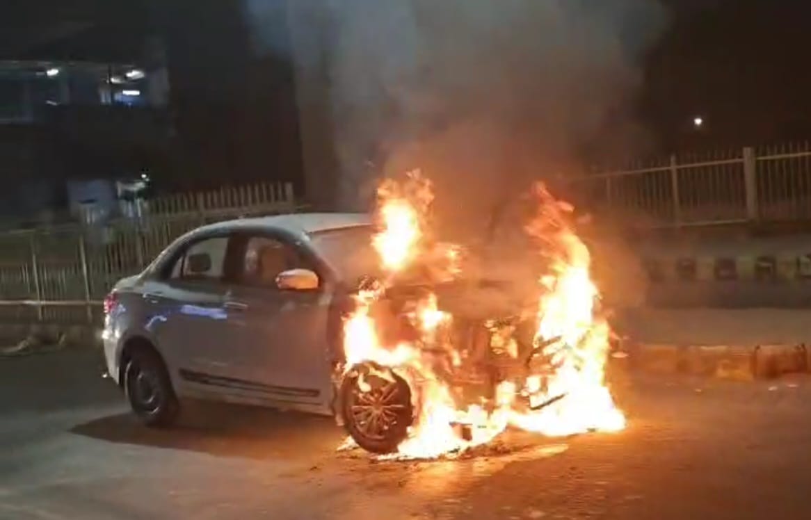 नोएडा में चलती कार में लगी आग, लोगों ने कूदकर बचाई जान