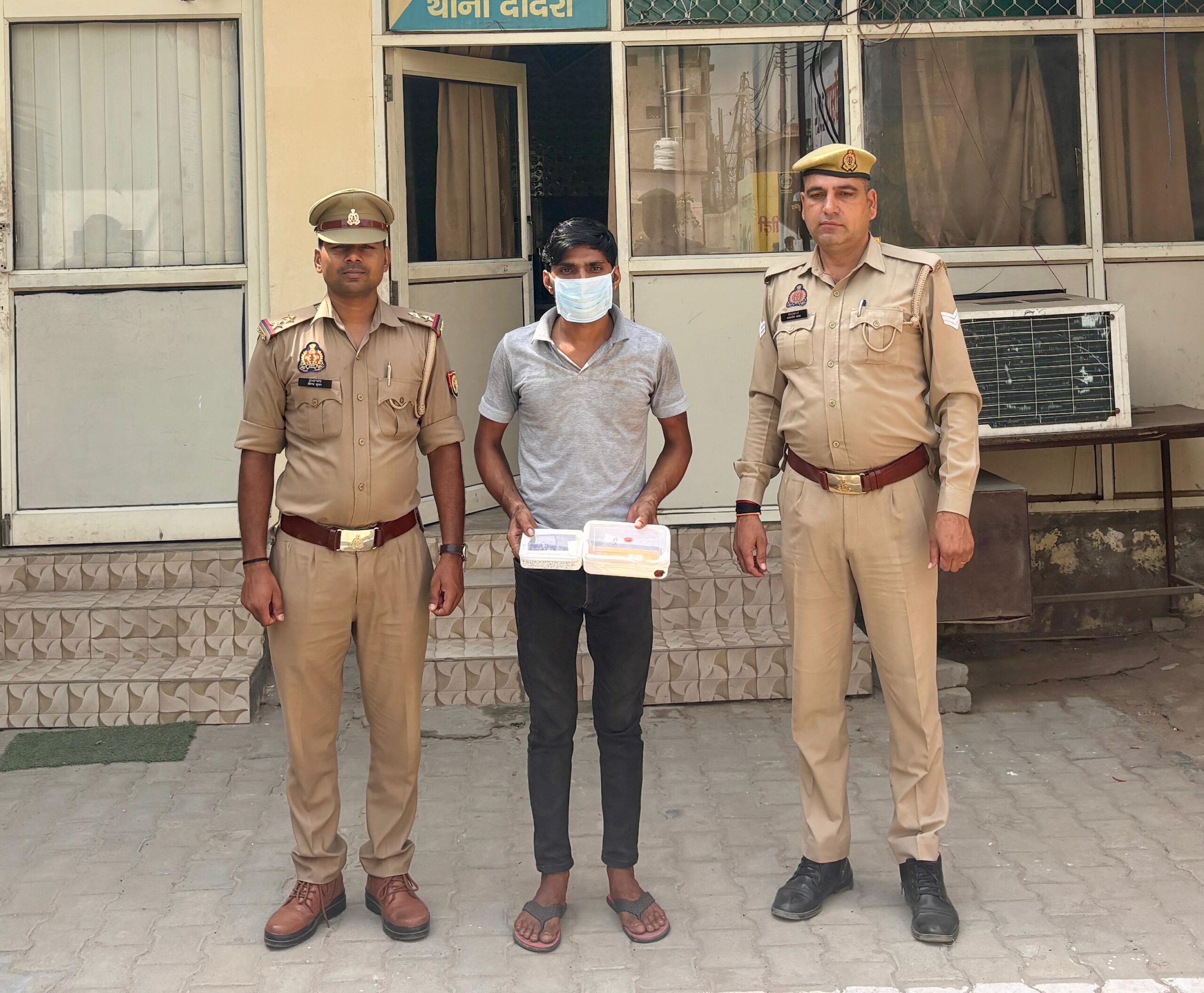 पुलिस ने घरों में चोरी करने वाले शातिर चोर को किया गिरफ्तार, चोरी का कीमती सामान बरामद
