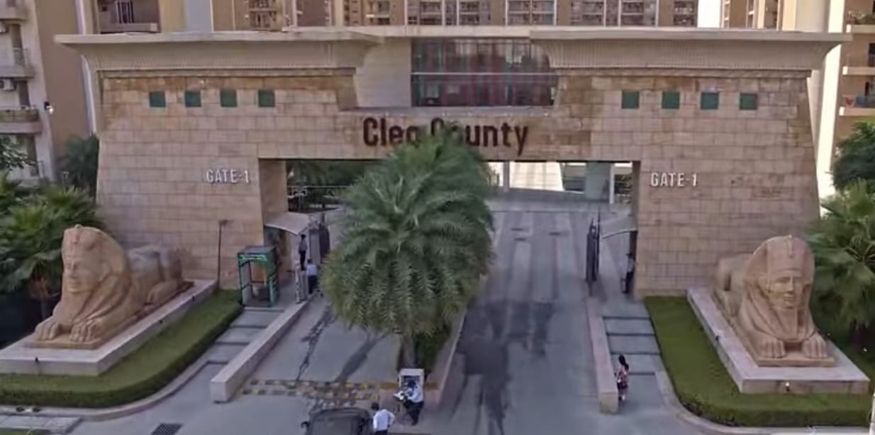 फ्लैट के अंदर मूर्छित अवस्था में मिले मां-बेटे, जहरीला पदार्थ खाने की चर्चा