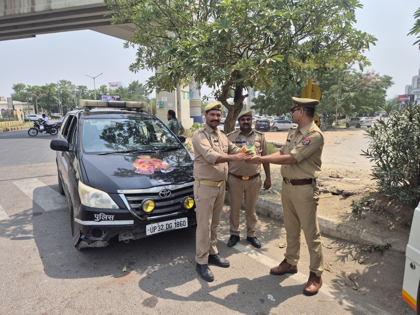 गर्मी से बेहाल पुलिसकर्मियों को राहत, लस्सी छाछ व छाता बांटकर सार्थक प्रयास